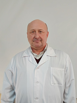 Заместитель главного врача по медицинскому обслуживанию Дисенко Виктор Владимирович